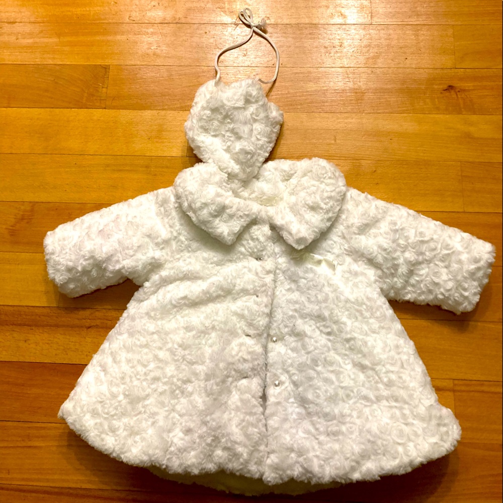 NWT White faux fur fleece lined coat and hat set  pearlized buttons. 12month